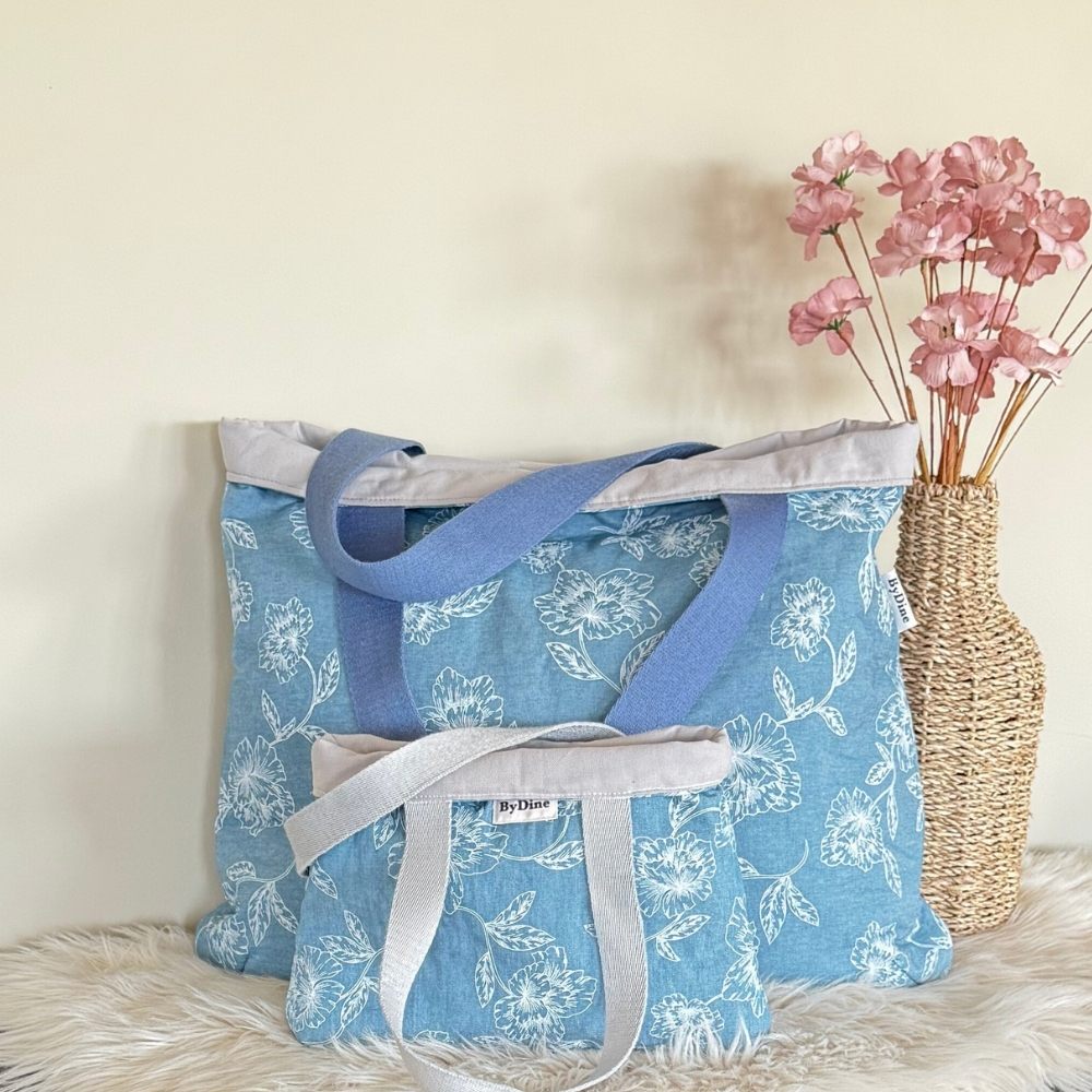 Blauwe denim xl shopper met witten bloemen en een grijze canvas binnenkant reversible te dragen handgemaakt ByDine duo