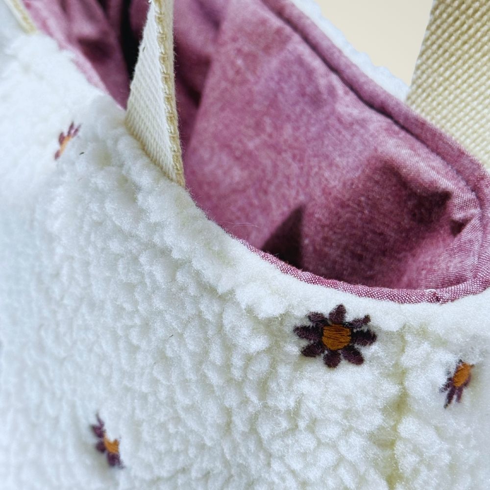 Witte teddy shopper met paarse geborduurde madeliefjes en een paarse katoenen binnenkant reversible te dragen handgemaakt ByDine