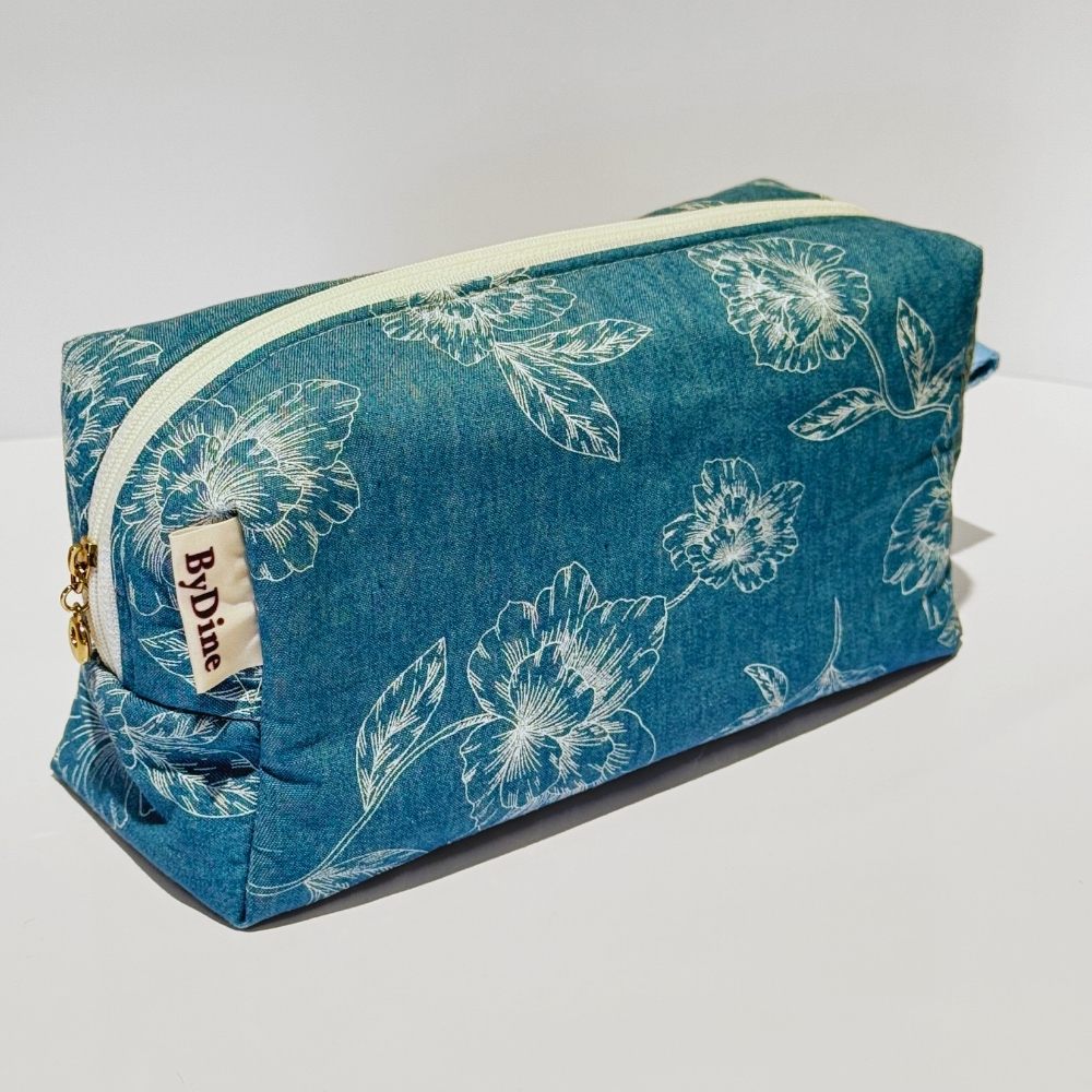 Blauwe denim make-up tas met witte bloemen en een gewatteerde witte binnenkant van katoen handgemaakt ByDine