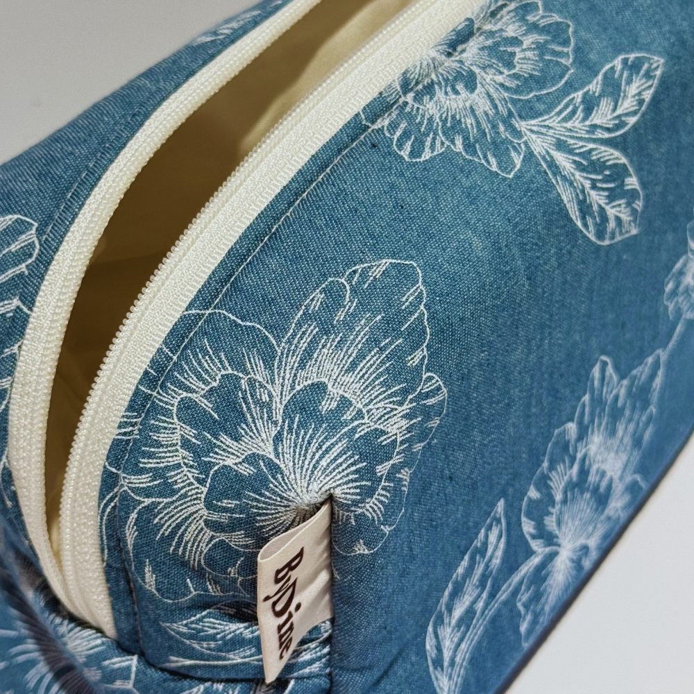 Blauwe denim make-up tas met witte bloemen en een gewatteerde witte binnenkant van katoen handgemaakt ByDine1