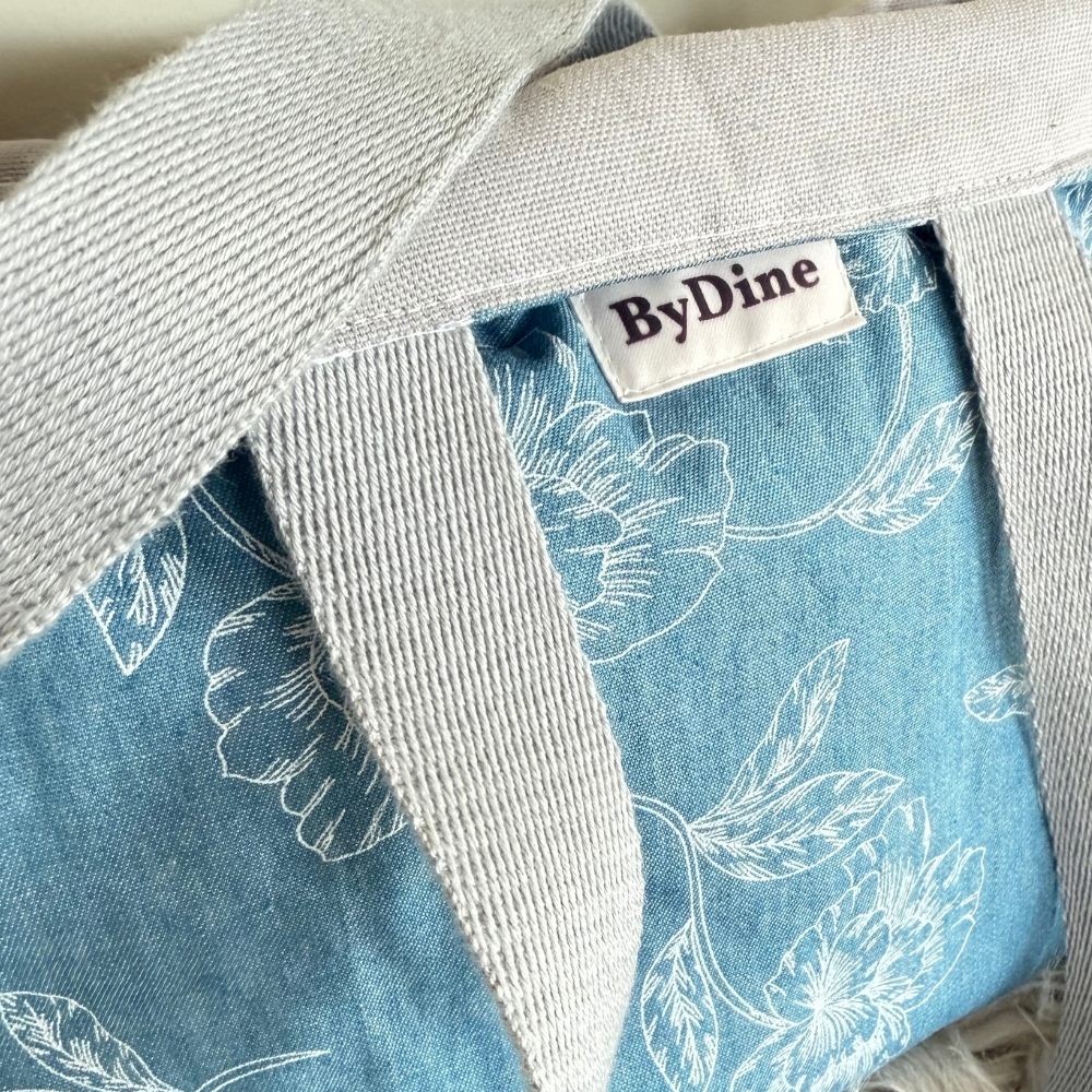 Blauwe denim xl shopper met witten bloemen en een grijze canvas binnenkant reversible te dragen handgemaakt ByDine 1