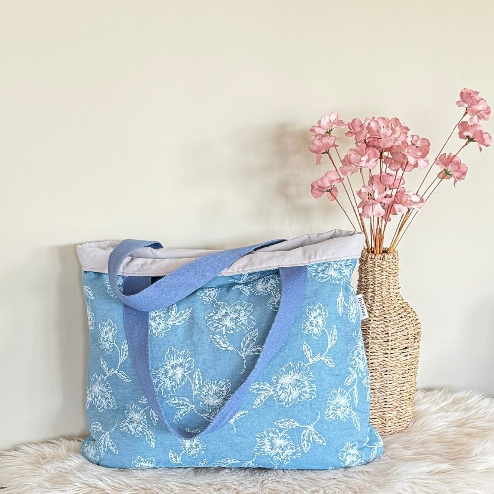 Blauwe denim xl shopper met witten bloemen en een grijze canvas binnenkant reversible te dragen handgemaakt ByDine