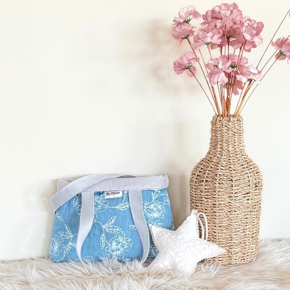 Kids mini shopper in denim blauw met witte bloemen is reversible te dragen handgemaakt | ByDine