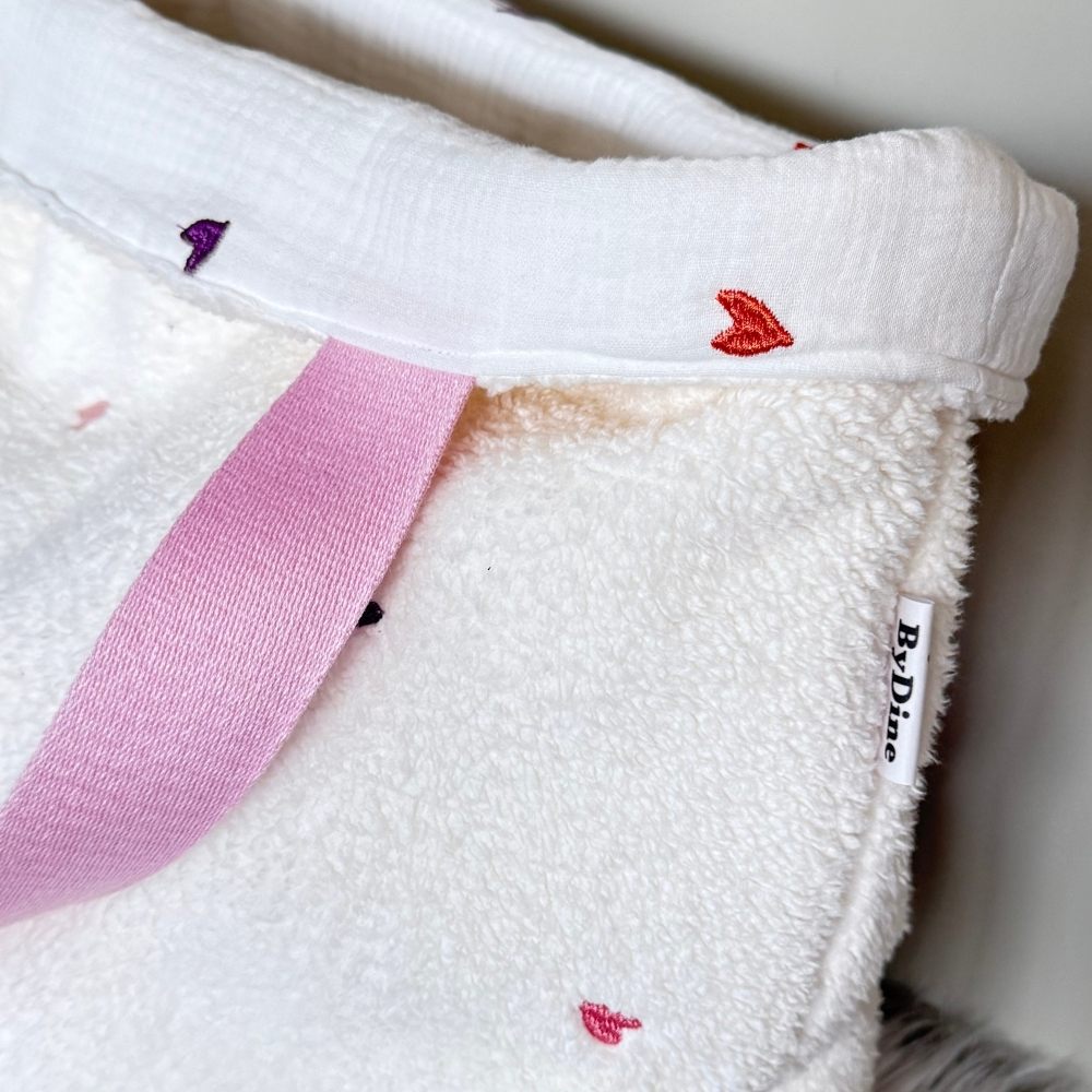 Kids Mini Shopper van teddy stof en mousseline binnenkant met geborduurde hartjes reversible te dragen in close up handgemaakt ByDine