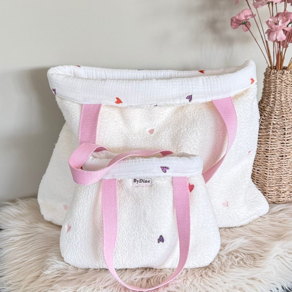 Kids Mini Shopper van teddy stof en mousseline binnenkant met geborduurde hartjes reversible te dragen handgemaakt in duo ByDine