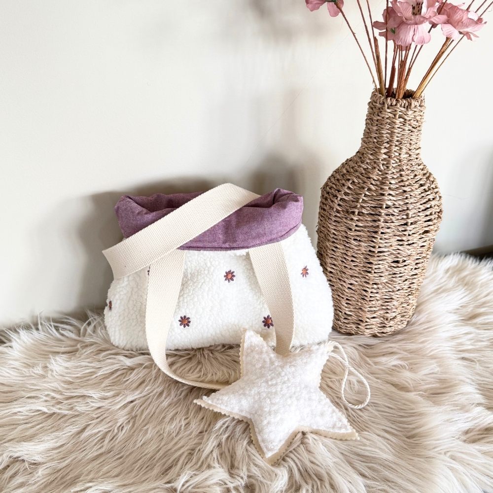 Kids mini Shopper van witte teddy stof met geborduurde paarse madeliefjes reversible te dragen handgemaakt ByDine