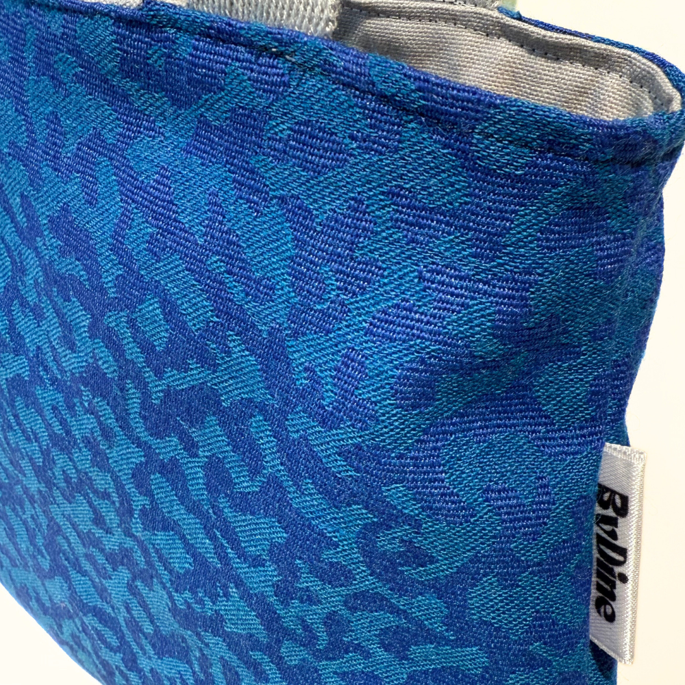 Maevy's Special Edition Petit Blue kids shopper in azurbaluw met tijgerprint zijkant close up BYDINE