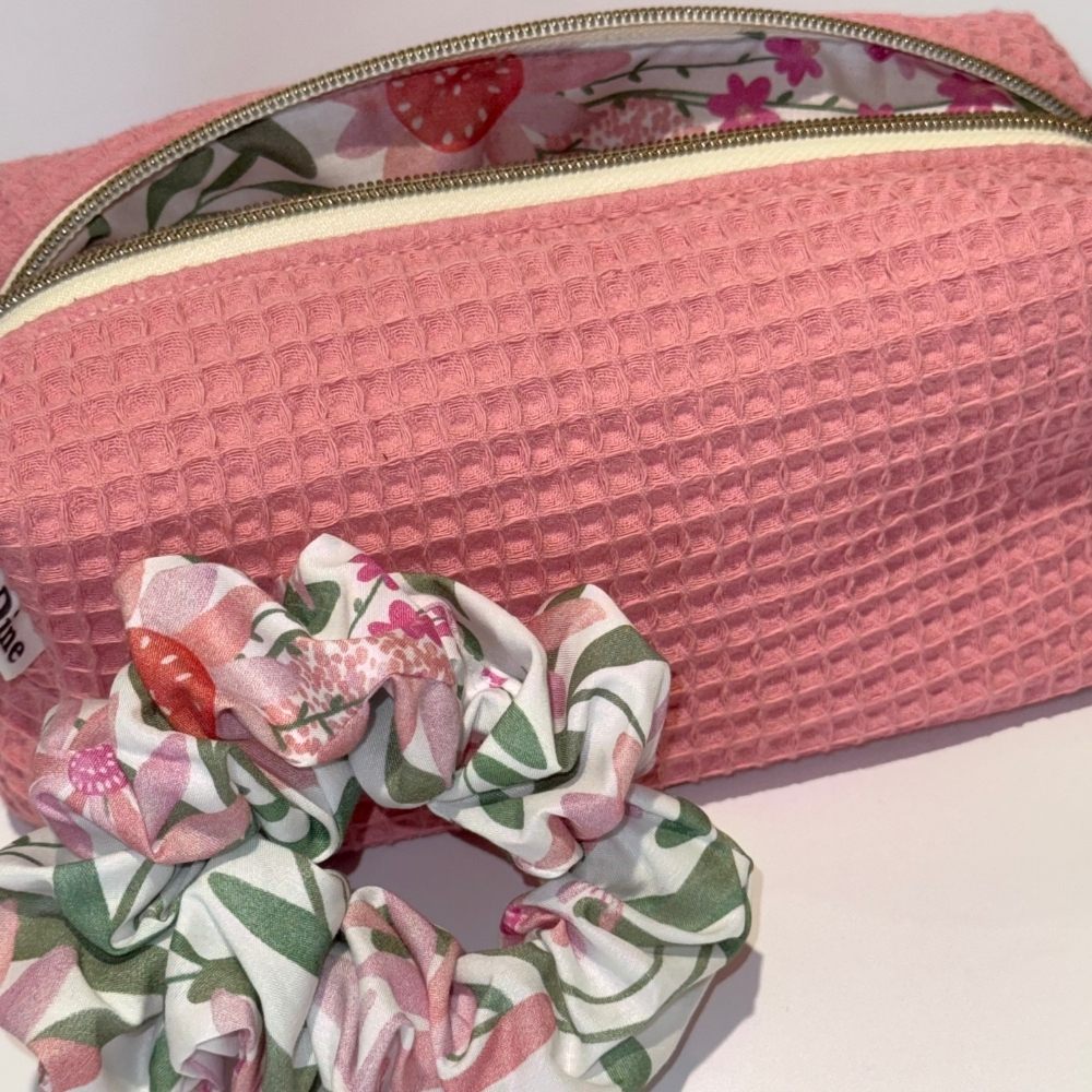 Roze mousseline make-up tas gewatteerd met  een bloemige binnenkant  handgemaakt ByDine