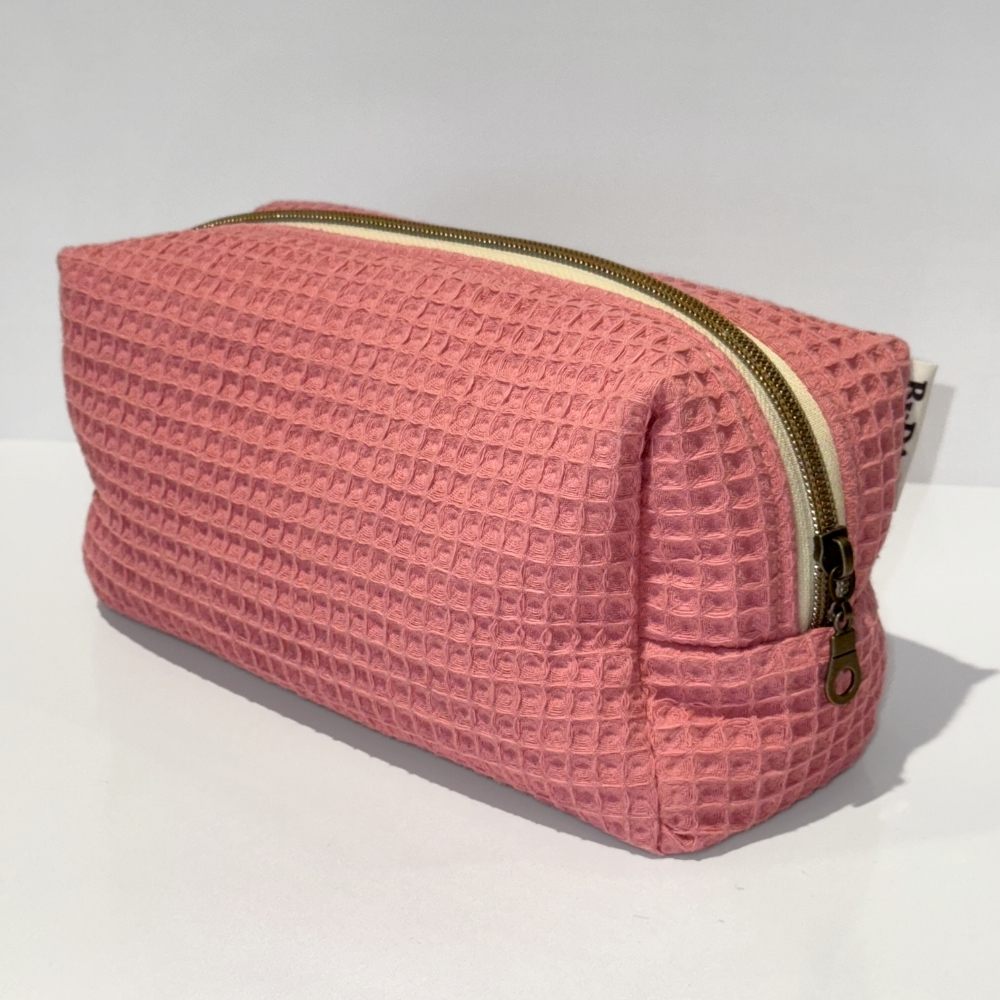 Roze mousseline make-up tas gewatteerd met  een bloemige binnenkant  handgemaakt ByDine1