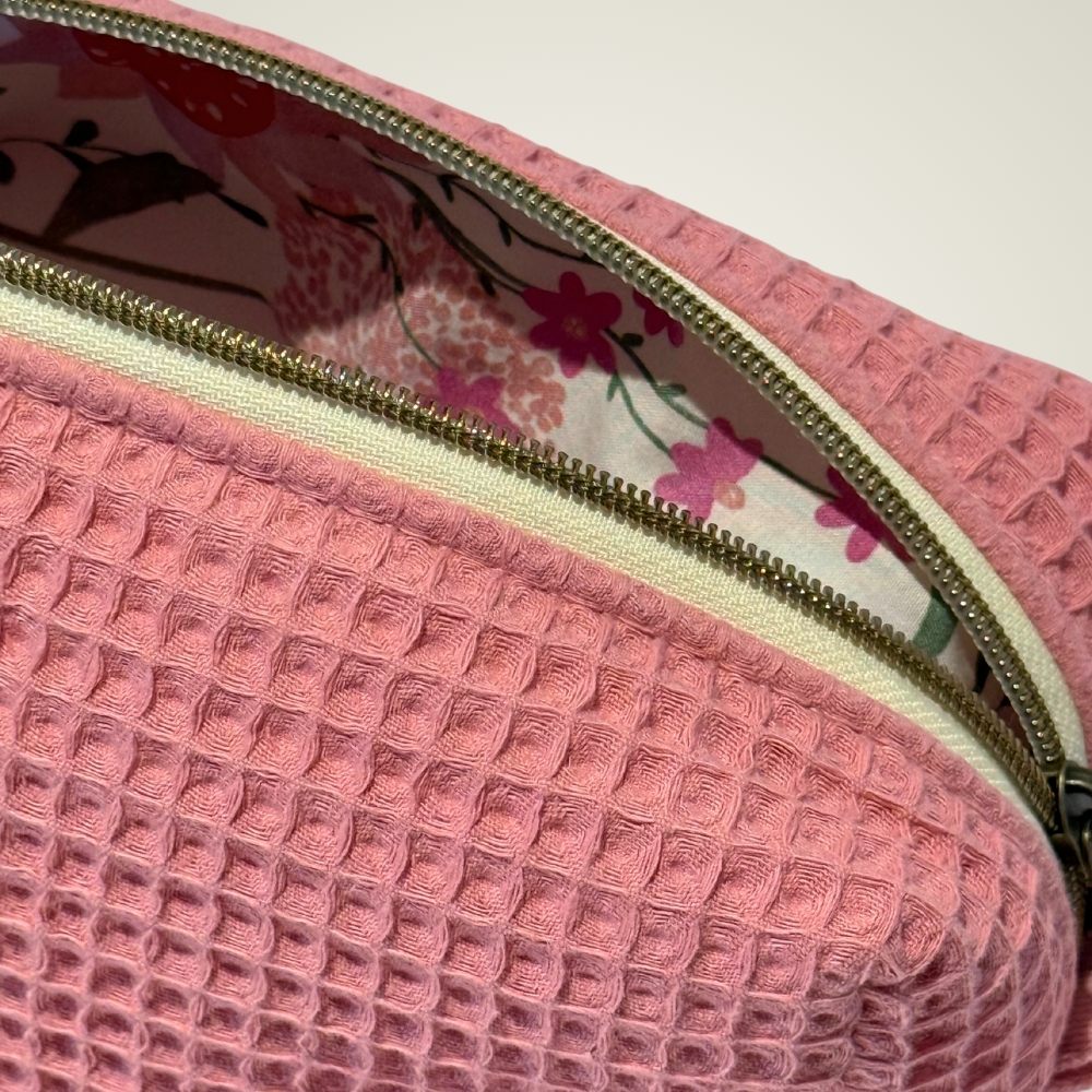 Roze mousseline make-up tas gewatteerd met  een bloemige binnenkant  handgemaakt ByDine2