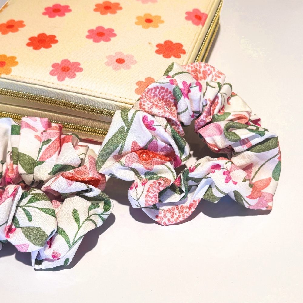 Scrunchie in bloemenprint in kleuren wit roze groen van katoen handgemaakt ByDine