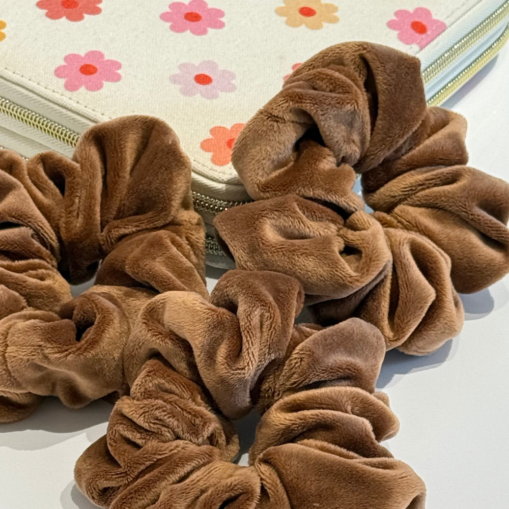 scrunchie caramel kleur velours stof handgemaakt bij BYDINE