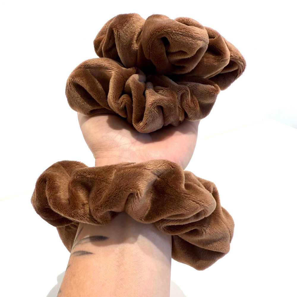 scrunchie caramel kleur velours stof handgemaakt bij BYDINE