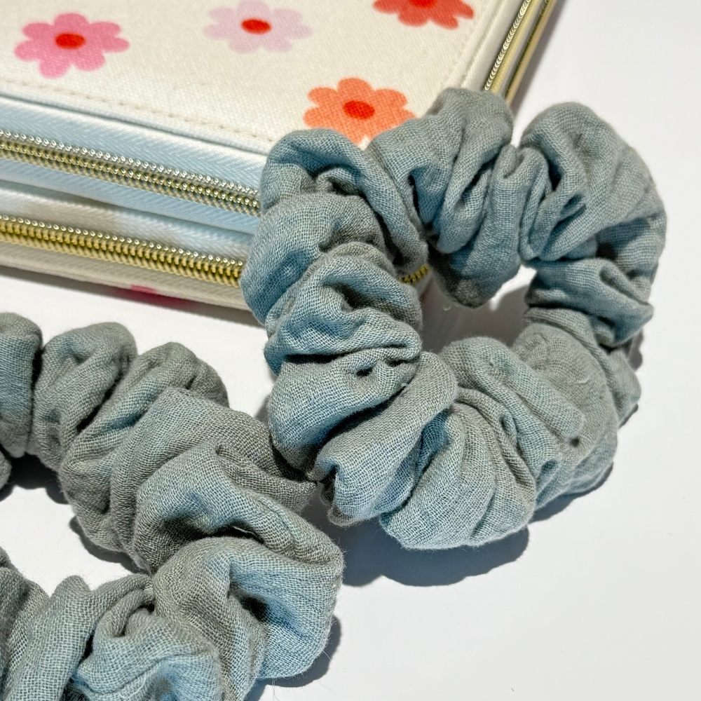Scrunchie in dusty green handgemaakt van mousseline katoen ByDine