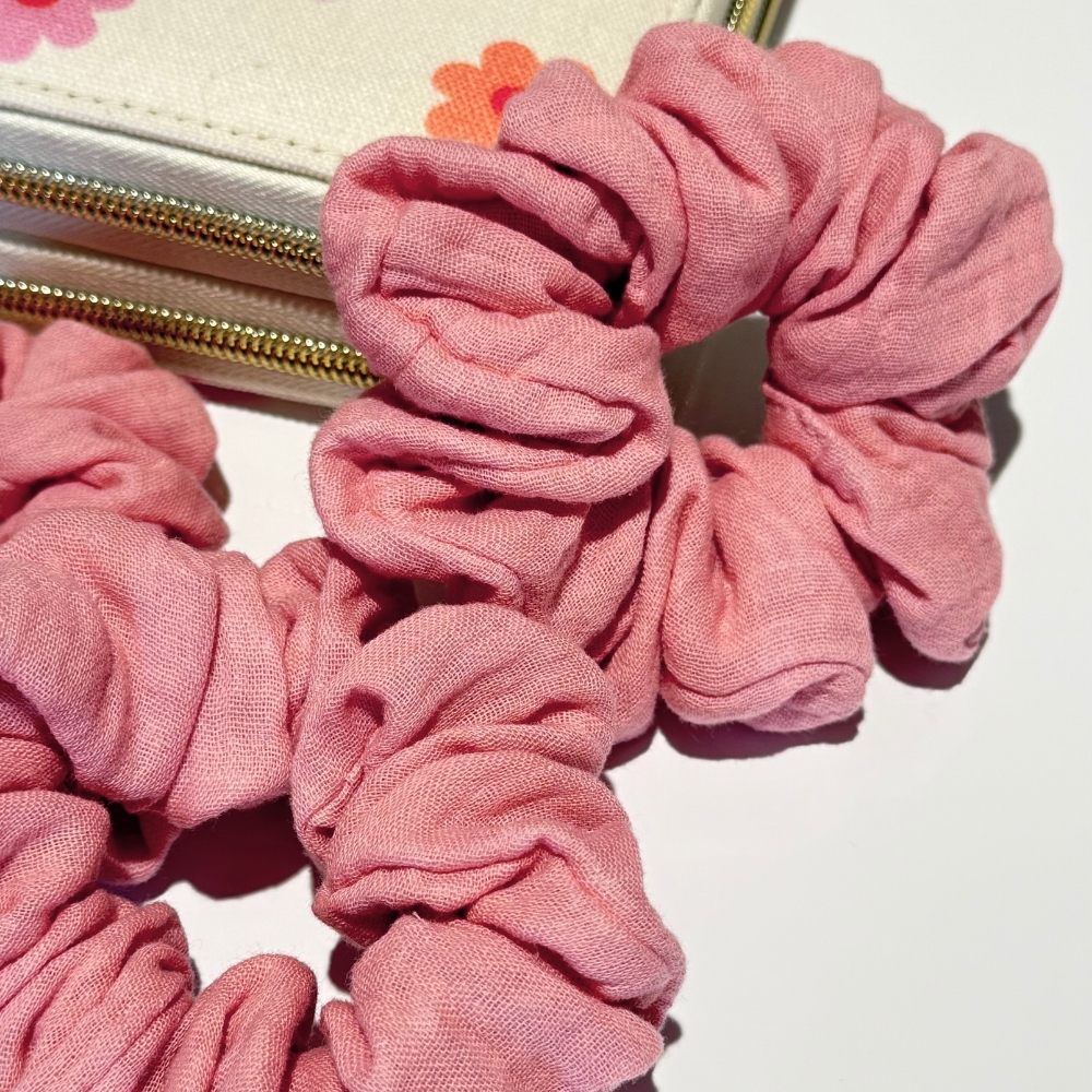 scrunchie in oud roze handgemaakt van mousseline katoen ByDine
