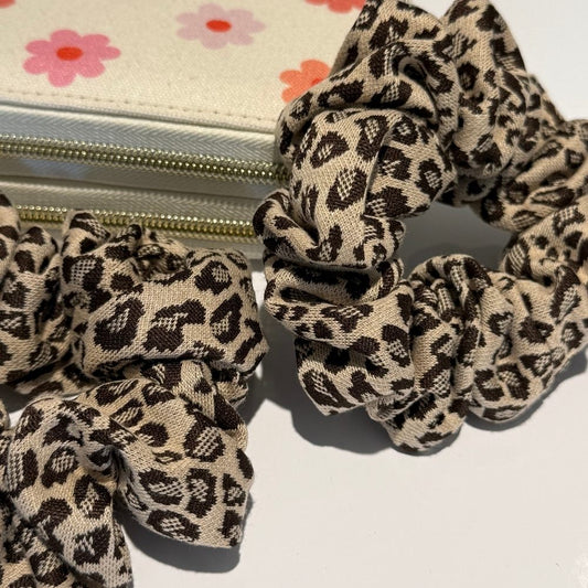 Srunchie in tijgerprint zwart en bruin van gebreid katoen handgemaakt ByDine