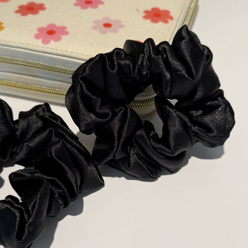 Scrunchie in zwart satijn zacht voor je haar Bydine
