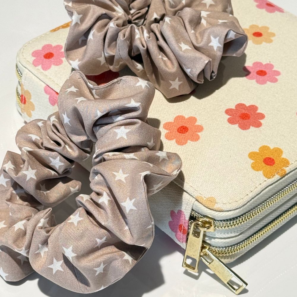 Scrunchie katoen in taupe kleur met witte kleine sterren van katoen handgemaakt BYDINE