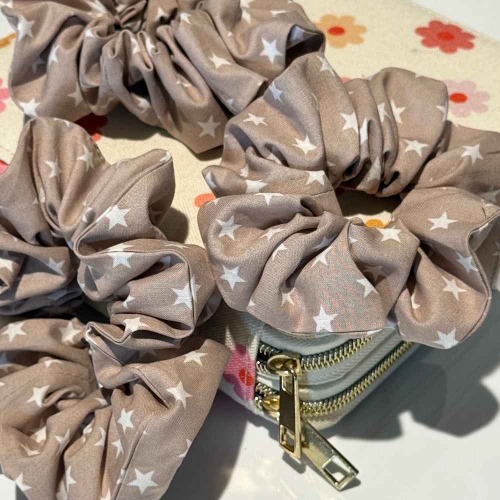 Scrunchie in taupe kleur met witte kleine sterren van katoen handgemaakt BYDINE