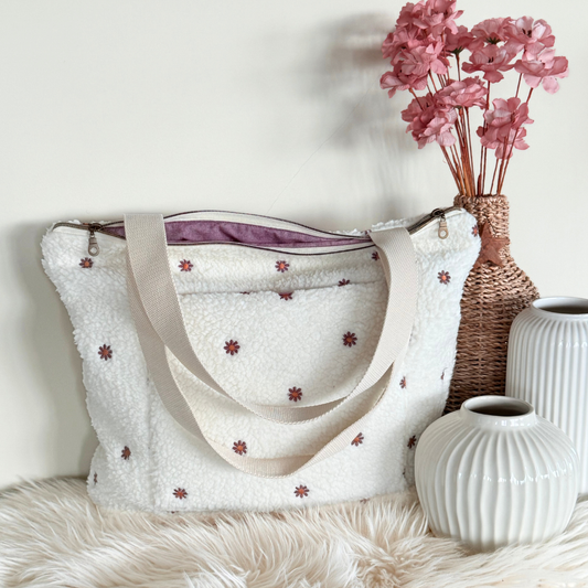 Teddy shopper met rits en geborduurde madeliefjes - vooraanzicht BYDINE