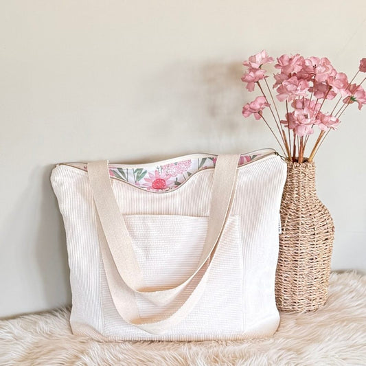 Witte ribcord tote bag met rits en buitenvak met een bloemige katoenen binnenvoering ByDine