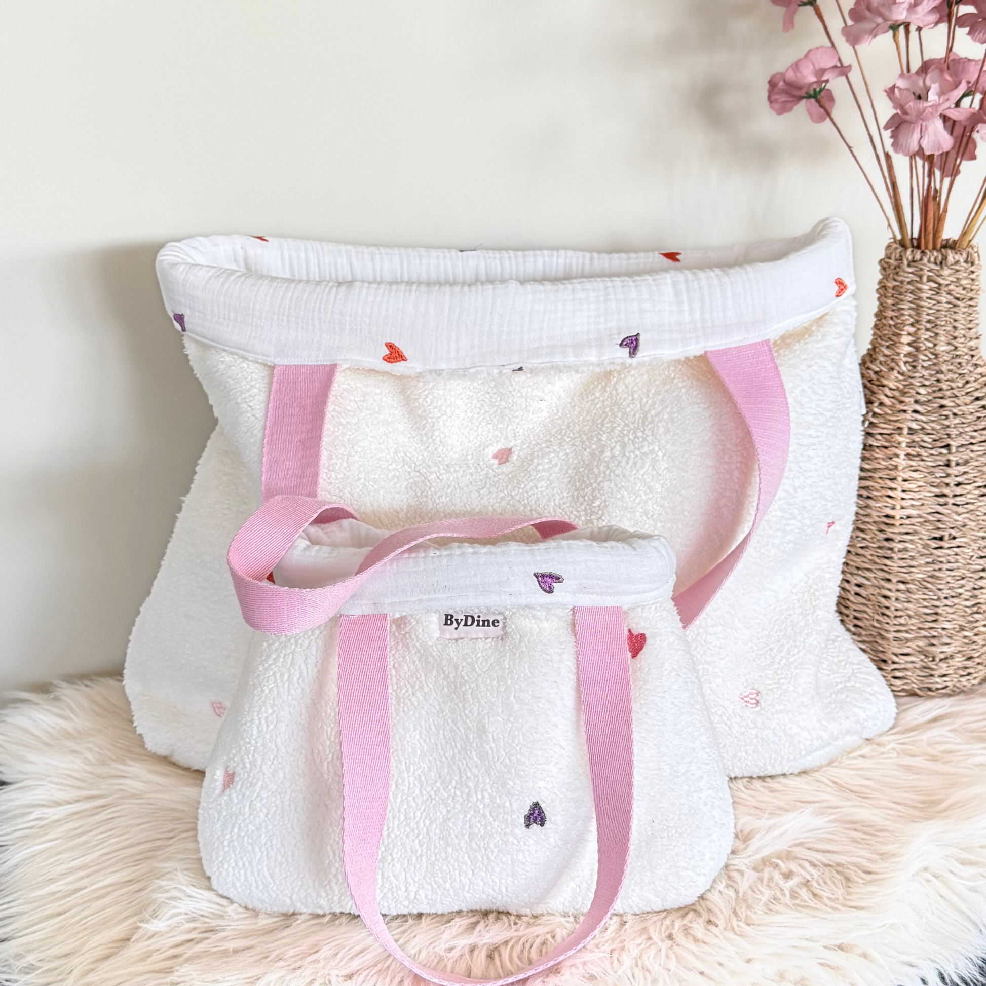 XL shopper van teddy stof wit met hartjes en kids mini shopper in teddy stof met hartjes revesible